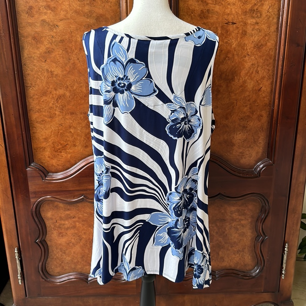 Gorgeous Avenue Floral Tank with Silver Accent (Size 18/20) - Picture 5 of 12